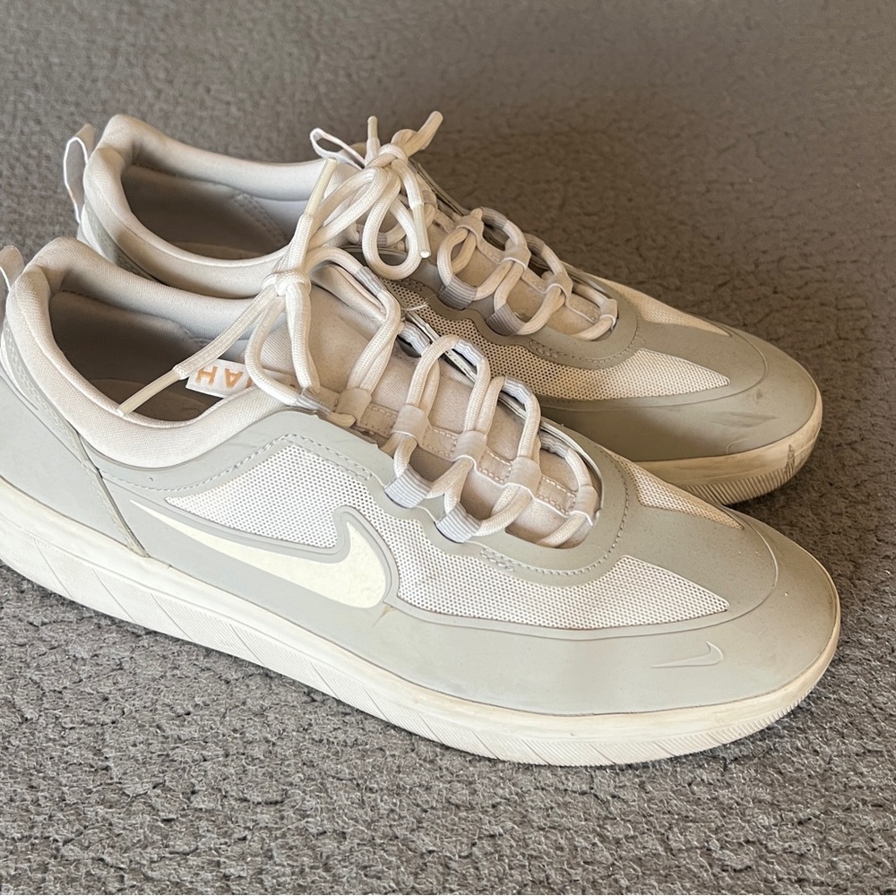 Nikesb Nyjah HustonOff-White and Light Gray Low-Top Sneakers
